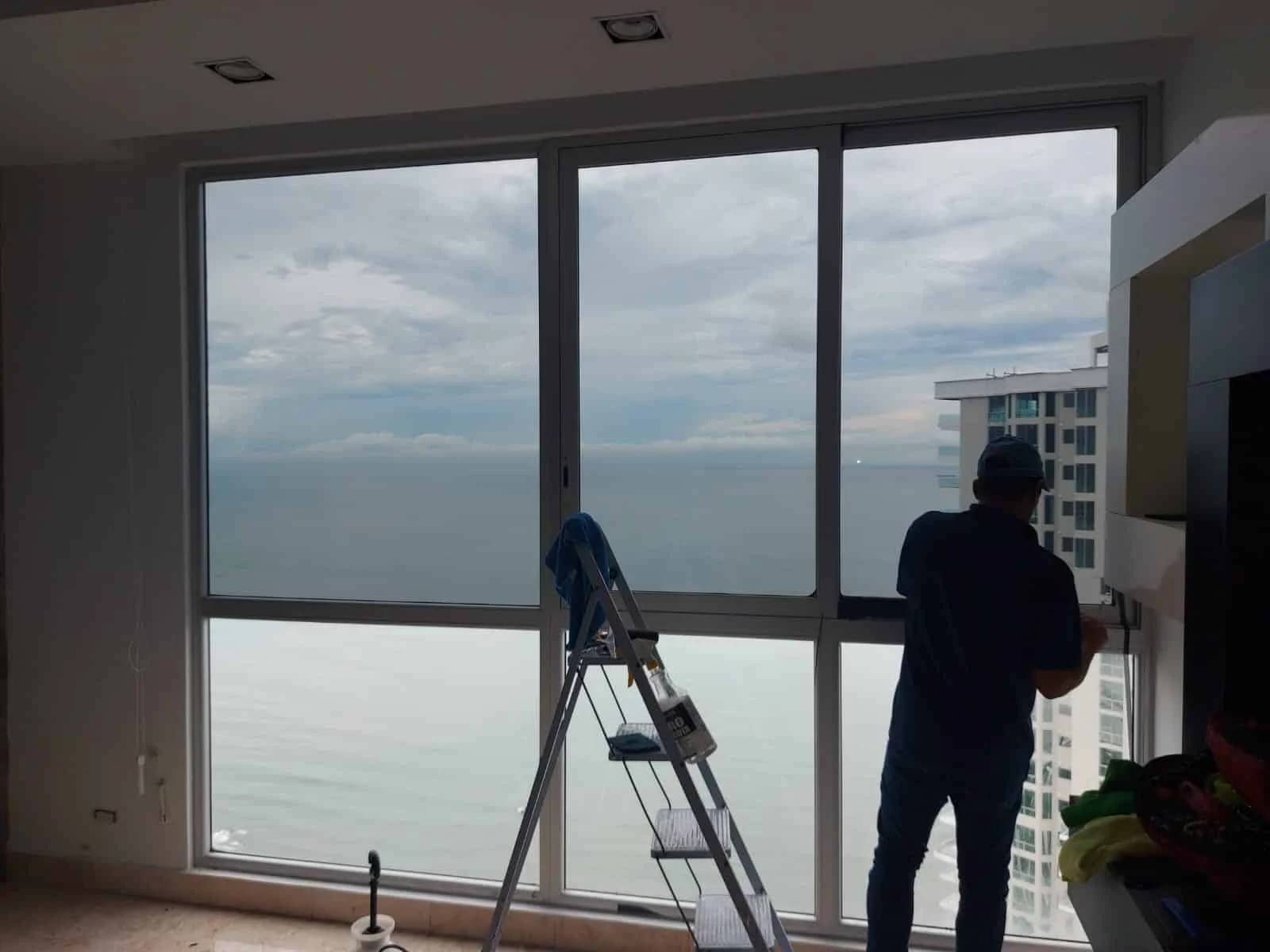 Papel Ahumado: privacidad y estilo para sus ventanas - Solar Dyed Panamá