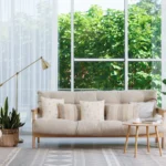 Película de control solar en ventanas de sala con luz natural