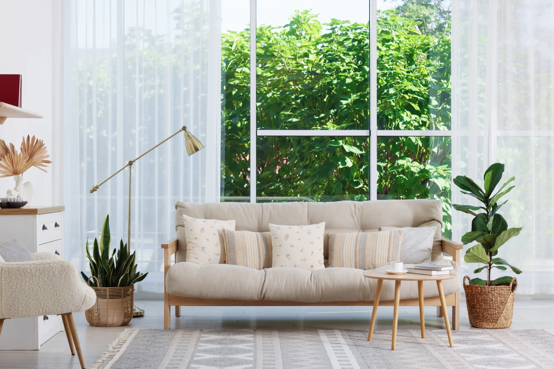 Película de control solar en ventanas de sala con luz natural