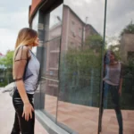 Privacidad en ventanas con papel ahumado espejo en vivienda de Panamá